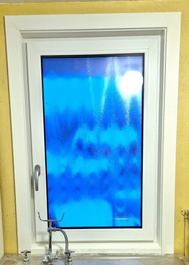 Rudfönster med blått och vitt mönster på glaset.